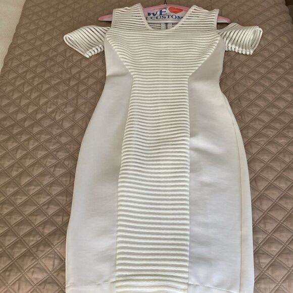 Yigal Azrouel White Sheath Cold Shoulder Dress. Size 0. - Picture 4 of 9